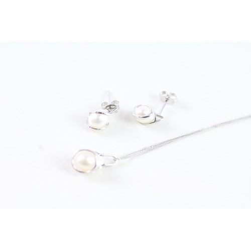 169 - A 9CT WHITE GOLD CULTURED PEARL EARRING AND PENDANT SET Weight: 2.4 gms