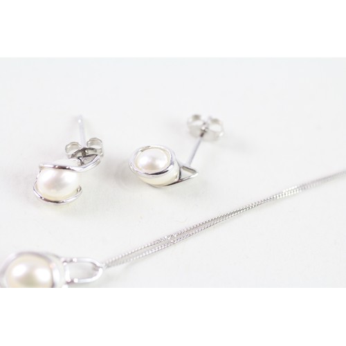 169 - A 9CT WHITE GOLD CULTURED PEARL EARRING AND PENDANT SET Weight: 2.4 gms