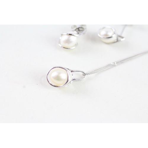 169 - A 9CT WHITE GOLD CULTURED PEARL EARRING AND PENDANT SET Weight: 2.4 gms