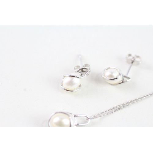 169 - A 9CT WHITE GOLD CULTURED PEARL EARRING AND PENDANT SET Weight: 2.4 gms