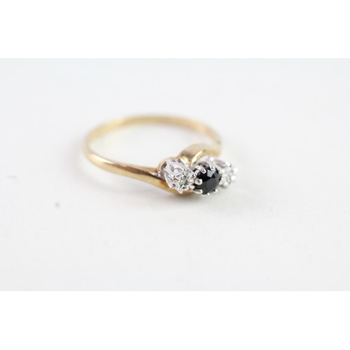 174 - A 9CT GOLD SAPPHIRE AND DIAMOND TRILOGY RING Weight: 1.6 gms