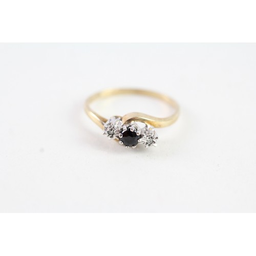 174 - A 9CT GOLD SAPPHIRE AND DIAMOND TRILOGY RING Weight: 1.6 gms