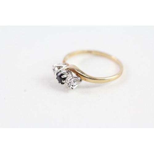 174 - A 9CT GOLD SAPPHIRE AND DIAMOND TRILOGY RING Weight: 1.6 gms