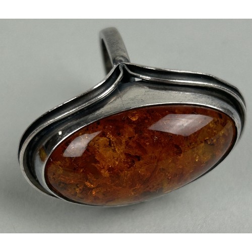 188 - A CHINESE AMBER NECKLACE, RING AND EARRINGS (4)