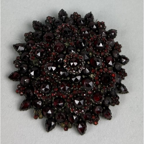 196 - A VICTORIAN GARNET BROOCH