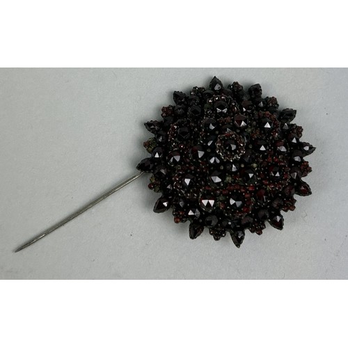 196 - A VICTORIAN GARNET BROOCH