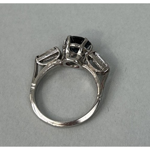 212 - A PLATINUM RING SET WITH NATURAL SAPPHIRE AND DIAMONDS Sapphire approximately 1ct. Weight: 4gms