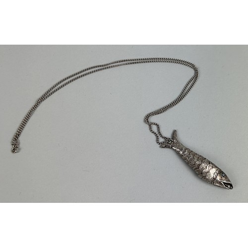 207 - AN ARTICULATED CHINESE SILVER FISH PENDANT ON SILVER CHAIN Weight: 22gms