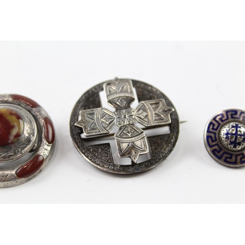 232 - A VARIETY OF STERLING SILVER VICTORIAN BROOCHES INCLUDING AGATE AND ENAMEL (3) Weight: 17gms