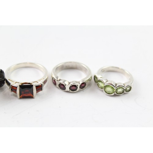 233 - AN ASSORTMENT OF SILVER GEMSTONE RINGS INC. GARNET, SMOKEY QUARTZ, PERIDOT (6) Weight: 35gms