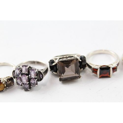 233 - AN ASSORTMENT OF SILVER GEMSTONE RINGS INC. GARNET, SMOKEY QUARTZ, PERIDOT (6) Weight: 35gms