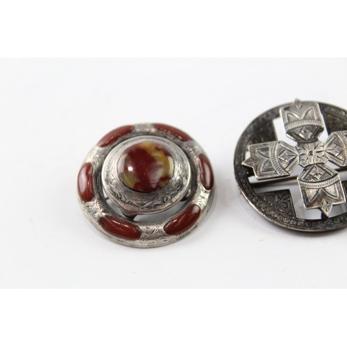 232 - A VARIETY OF STERLING SILVER VICTORIAN BROOCHES INCLUDING AGATE AND ENAMEL (3) Weight: 17gms