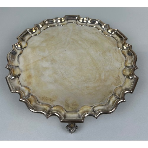 246 - A SILVER PIE CRUST TRAY BY GOLDSMITHS AND SILVERSMITHS Weight: 960gms 30cm W