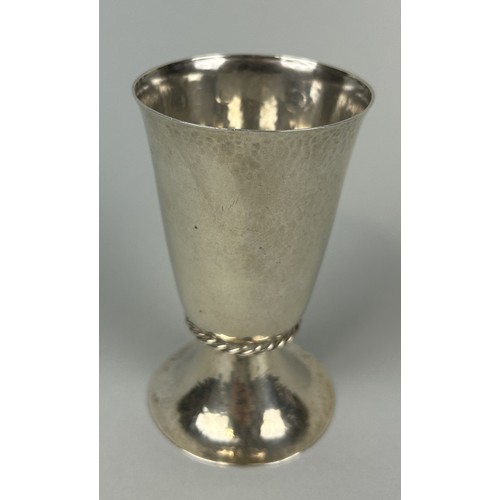 282 - A SILVER BEAKER COPY OF BEAKER A.D.1669 MADE TO COMMEMORATE THE FIRST CHARTER OF THE ARMOURERS COMPA... 