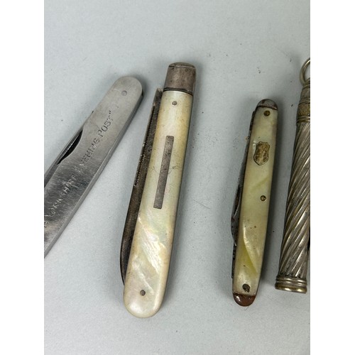 311 - A COLLECTION OF SILVER AND METAL ITEMS TO INCLUDE MOTHER OF PEARL PENKNIVES, PUNCH RATTLE, MONEY CLI... 