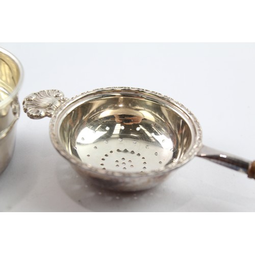 346 - A .925 STERLING SILVER TEA STRAINER & BOWL

Total weight: 86gms