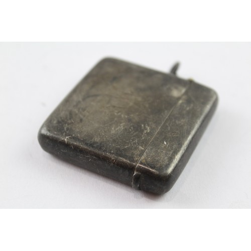 358 - A .925 STERLING SILVER PETROL CIGARETTE LIGHTER

Weight: 52gms