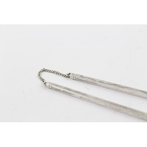 375 - A PAIR OF .925 STERLING SILVER CHOPSTICKS

Weight: 57gms