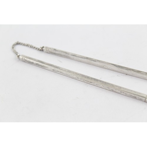 375 - A PAIR OF .925 STERLING SILVER CHOPSTICKS

Weight: 57gms