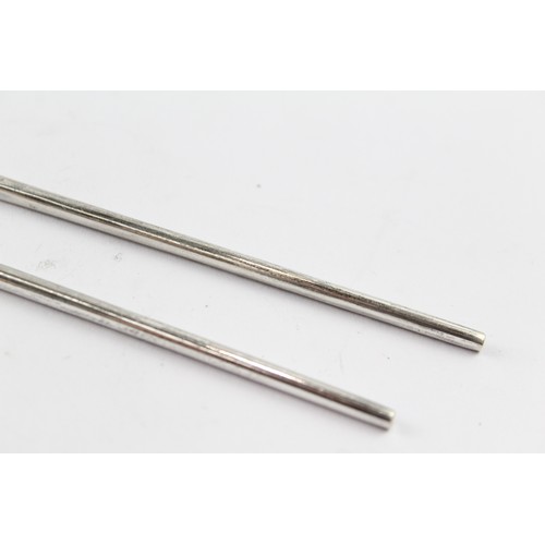 375 - A PAIR OF .925 STERLING SILVER CHOPSTICKS

Weight: 57gms