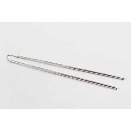 375 - A PAIR OF .925 STERLING SILVER CHOPSTICKS

Weight: 57gms