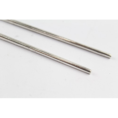 375 - A PAIR OF .925 STERLING SILVER CHOPSTICKS

Weight: 57gms