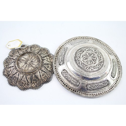 390 - TWO .925 AND .950 SILVER FILIGREE TRINKET/PIN DISHES

Weight: 82gms