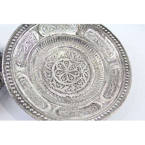 390 - TWO .925 AND .950 SILVER FILIGREE TRINKET/PIN DISHES

Weight: 82gms