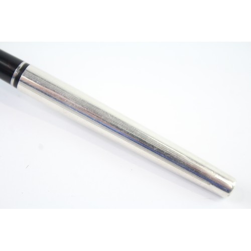 410 - A CROSS CENTURY CLASSIC 925 STERLING SILVER CASED FOUNTAIN PEN 14CT WITH WRITING NIB

Weight: 18gms