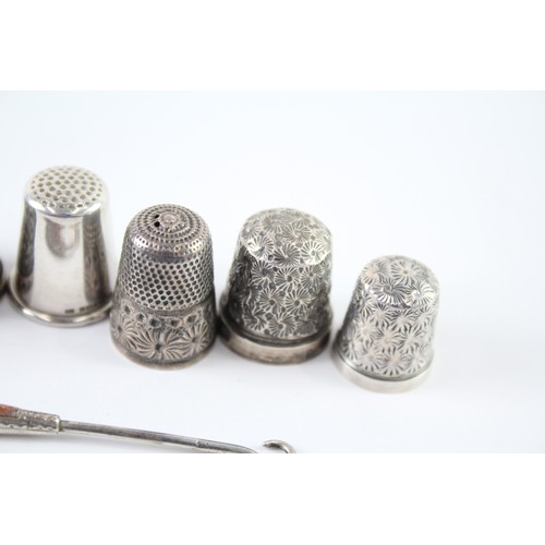 409 - EIGHT .925 STERLING SILVER THIMBLES AND SMALL BUTTON HOOK INCLUDING CHARLES HOLDER

Weight: 42gms