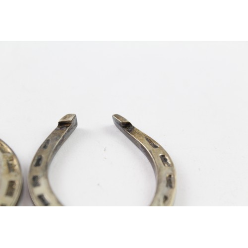 420 - TWO .925 STERLING SILVER NOVELTY LUCKY HORSESHOES (2)

Weight: 66gms