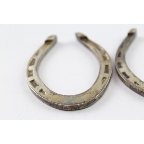 420 - TWO .925 STERLING SILVER NOVELTY LUCKY HORSESHOES (2)

Weight: 66gms