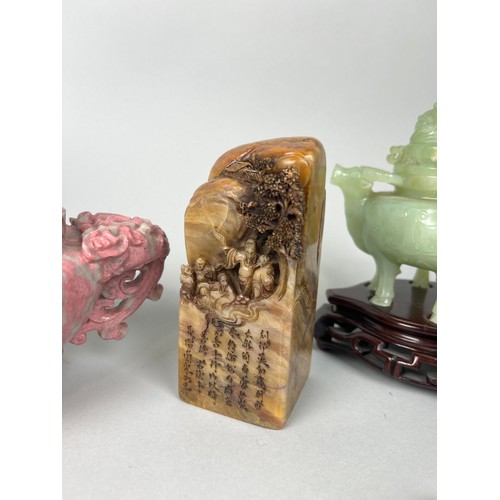 589 - A COLLECTION OF CHINESE ITEMS TO INCLUDE AN ARCHAISTIC STYLE DAGGER, SOAPSTONE SEAL WITH A POEM, PIN... 