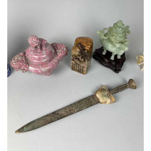 589 - A COLLECTION OF CHINESE ITEMS TO INCLUDE AN ARCHAISTIC STYLE DAGGER, SOAPSTONE SEAL WITH A POEM, PIN... 