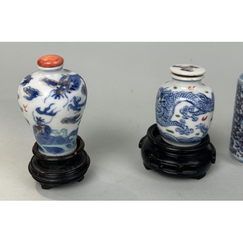 602 - A COLLECTION OF SIX CHINESE QING DYNASTY SNUFF BOTTLES, THREE WITH STOPPERS AND ROSEWOOD STANDS ALON... 