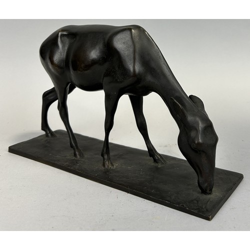 611 - A 20TH CENTURY BRONZE SCULPTURE DEPICTING A GRAZING DEER 27cm x 16cm x 8cm