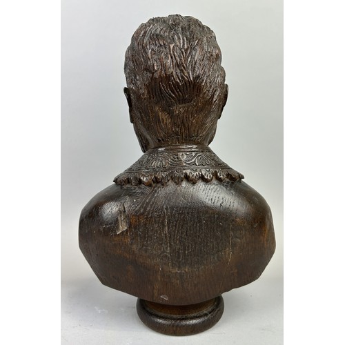 610 - AN ANTIQUE CARVED WOODEN BUST OF A GENTLEMAN 32cm x 22cm