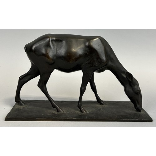 611 - A 20TH CENTURY BRONZE SCULPTURE DEPICTING A GRAZING DEER 27cm x 16cm x 8cm