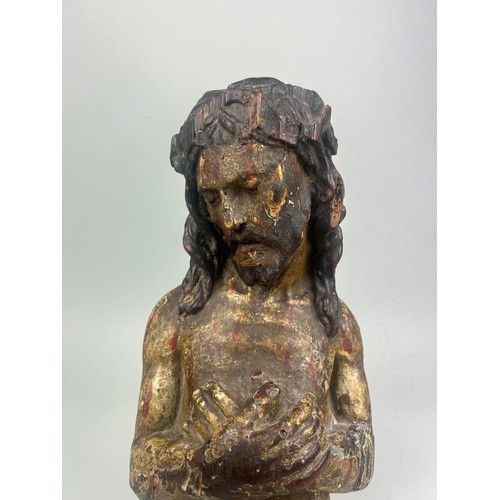 620 - AN EARLY 17TH CENTURY POLYCHROME PAINTED ECCE HOMO 40cm L