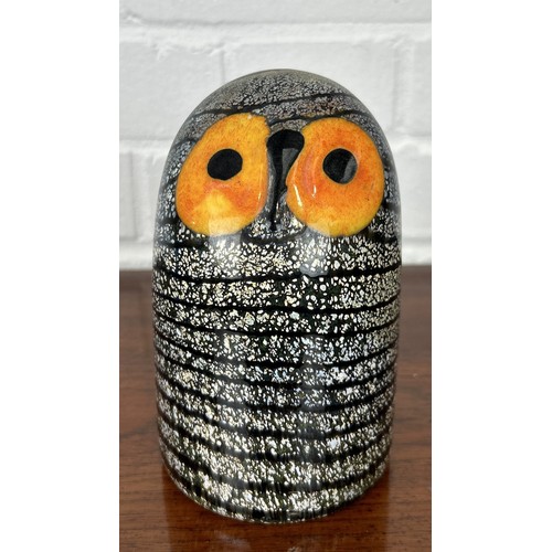 645 - OIVA TOIKKA: A SMALL SCULPTURAL GLASS OWL 15cm H