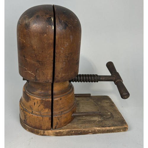 672 - AN ANTIQUE MILLINER'S HAT STRETCHER 31cm x 28cm x 17cm