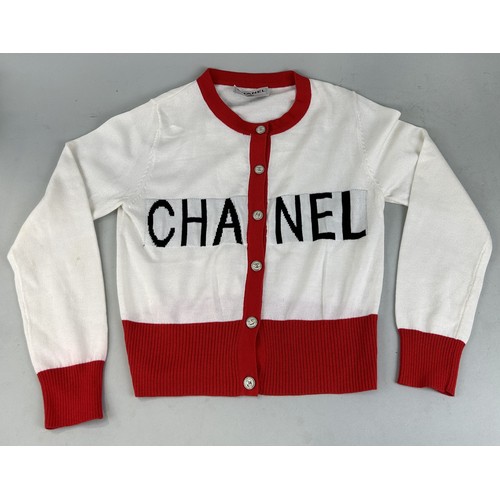 698 - A CHANEL STYLE JUMPER Mixed fibre.