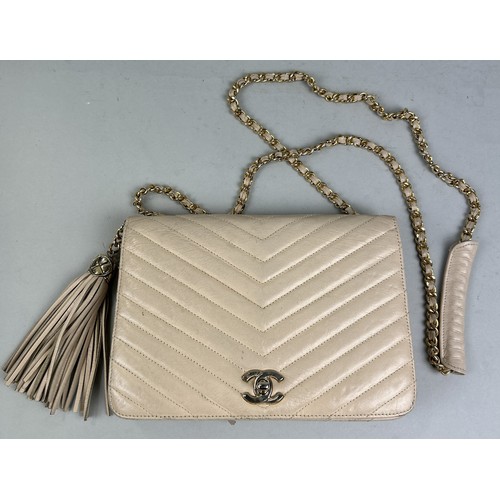 704 - A CHANEL STYLE CHEVRON PATTERN VINTAGE HANDBAG c. 1960s-70s 22 x 15 cm