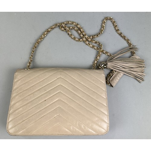 704 - A CHANEL STYLE CHEVRON PATTERN VINTAGE HANDBAG c. 1960s-70s 22 x 15 cm