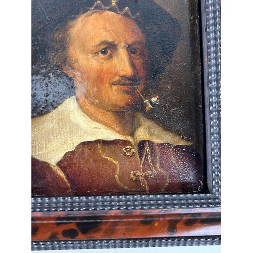 784 - AN OIL PAINTING ON PANEL DEPICTING A GENTLEMAN POSSIBLY 18TH CENTURY 17cm x 12cm In faux tortoiseshe... 