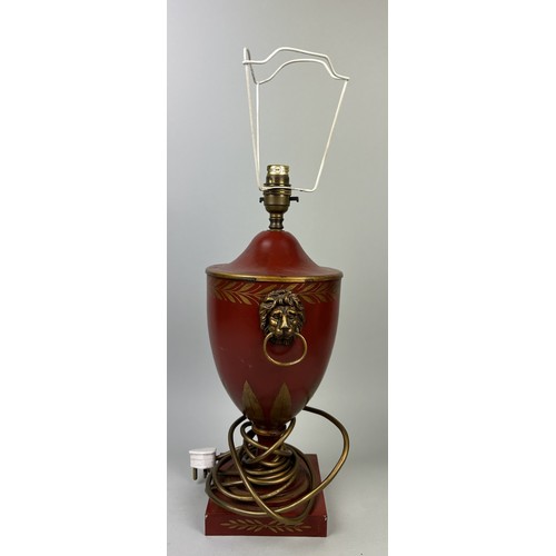 983 - A RED REGENCY STYLE TOLEWARE TABLE LAMP WITH LION HEAD HANDLES 39cm H