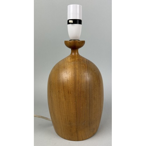 976 - A MID CENTURY 1960'S WOODEN TABLE LAMP 26cm H