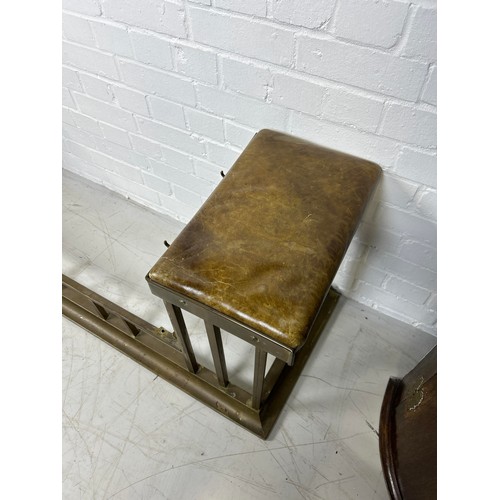 1036 - AN ANTIQUE BRASS CLUB FENDER WITH BROWN LEATHER UPHOLSTERY 153cm x 48cm x 42cm