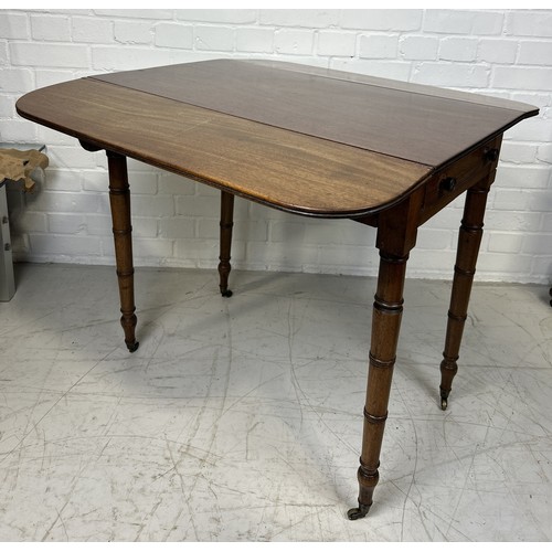 1071 - A 19TH CENTURY PEMBROKE TABLE WITH FOUR REEDED LEGS AND SINGLE SLIDING DRAWER 88cm x 80cm x 73cm