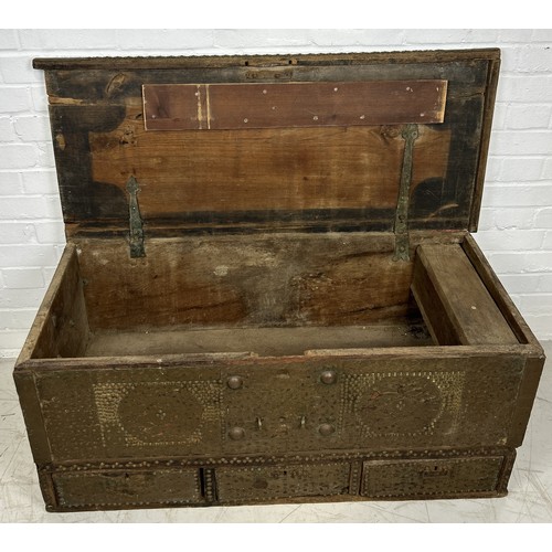 1073 - AN ANTIQUE ZANZIBAR TRUNK 107cm x 47cm x 47cm